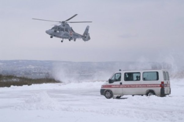 Armata bulgară a folosit elicoptere pentru a duce hrană şi sânge în localităţile blocate de nămeţi